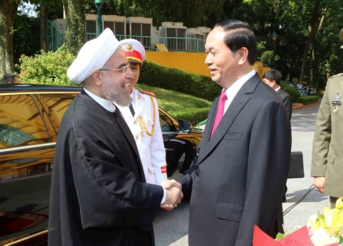 Chủ tịch nước Trần Đại Quang đón Tổng thống Cộng hòa Hồi giáo Iran Hassan Rouhani. Ảnh: Nhan Sáng – TTXVN