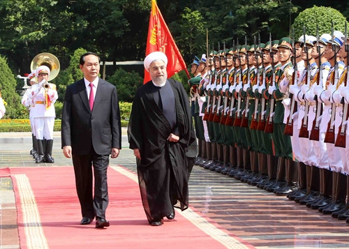Chủ tịch nước Trần Đại Quang và Tổng thống Cộng hòa Hồi giáo Iran Hassan Rouhani duyệt Đội danh dự QĐND Việt Nam tại Lễ đón. Ảnh: Nhan Sáng – TTXVN Chủ tịch nước Trần Đại Quang và Tổng thống Cộng hòa Hồi giáo Iran Hassan Rouhani duyệt Đội danh dự QĐND Việt Nam tại Lễ đón. Ảnh: Nhan Sáng – TTXVN