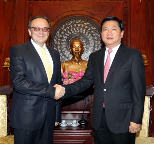 Ngày 6/10/2016, đồng chí Đinh La Thăng, Ủy viên Bộ chính trị, Bí thư Thành ủy TP. Hồ Chí Minh tiếp ông Vladimir A.Goshin, tân Đại sứ Belarus tại Việt Nam, đang có chuyến thăm và làm việc tại TP. Hồ Chí Minh. Ảnh: Thanh Vũ-TTXVN