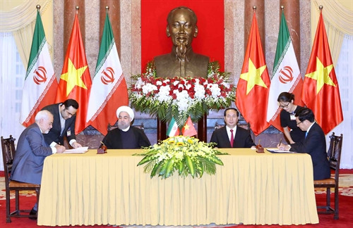 Chủ tịch nước Trần Đại Quang và Tổng thống Cộng hòa Hồi giáo Iran Hassan Rouhani chứng kiến Lễ ký Hiệp định miễn thị thực cho người mang hộ chiếu công vụ giữa Bộ Ngoại giao Việt Nam và Bộ Ngoại giao Iran. Ảnh: Nhan Sáng – TTXVN . Chủ tịch nước Trần Đại Quang và Tổng thống Cộng hòa Hồi giáo Iran Hassan Rouhani chứng kiến Lễ ký Hiệp định miễn thị thực cho người mang hộ chiếu công vụ giữa Bộ Ngoại giao Việt Nam và Bộ Ngoại giao Iran. Ảnh: Nhan Sáng – TTXVN .