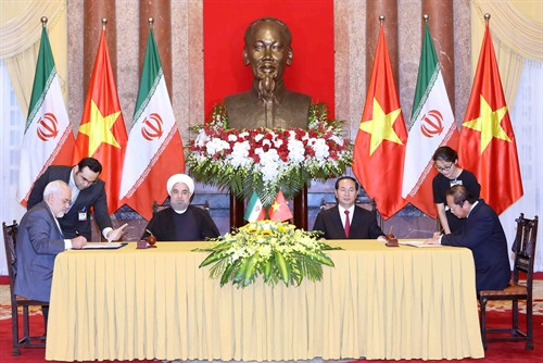 Chủ tịch nước Trần Đại Quang và Tổng thống Cộng hòa Hồi giáo Iran Hassan Rouhani chứng kiến Lễ ký Biên bản ghi nhớ về hợp tác trong lĩnh vực thông tin và truyền thông giữa Bộ Thông tin truyền thông Việt Nam và Bộ Thông tin và Truyền thông Iran. Ảnh: Nhan Sáng – TTXVN Chủ tịch nước Trần Đại Quang và Tổng thống Cộng hòa Hồi giáo Iran Hassan Rouhani chứng kiến Lễ ký Biên bản ghi nhớ về hợp tác trong lĩnh vực thông tin và truyền thông giữa Bộ Thông tin truyền thông Việt Nam và Bộ Thông tin và Truyền thông Iran. Ảnh: Nhan Sáng – TTXVN