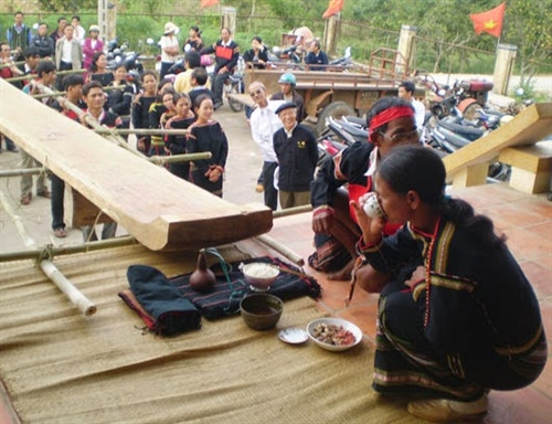 Nghi thức rước ghế K'pan vào nhà dài Ê Đê.