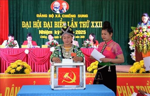 Các đại biểu bỏ phiếu bầu ra BCH Đảng bộ xã Chiềng Sung, huyện Mai Sơn lần thứ XXII, nhiệm kỳ 2020-2025. Ảnh: Quang Quyết-TTXVN