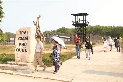 Khu tham quan thực tế với hệ thống tường rào kẽm gai dày đặc, các phòng biệt giam, chuồng cọp và 18 phòng giam giữ, tra tấn tù binh Khu tham quan thực tế với hệ thống tường rào kẽm gai dày đặc, các phòng biệt giam, chuồng cọp và 18 phòng giam giữ, tra tấn tù binh