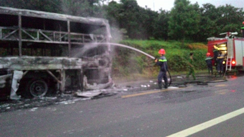 Lực lượng cứu hỏa dập lửa trên chiếc xe khách. Ảnh: Hưng Thịnh – TTXVN Lực lượng cứu hỏa dập lửa trên chiếc xe khách. Ảnh: Hưng Thịnh – TTXVN