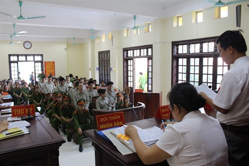 Các bị cáo nghe cáo trạng tại phiên tòa Ảnh: Doãn Hoàng Nam-TTXVN