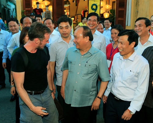 Thủ tướng Nguyễn Xuân Phúc gặp gỡ, giao lưu với khách du lịch nước ngoài trên phố cổ Hội An. Ảnh: Thống Nhất-TTXVN