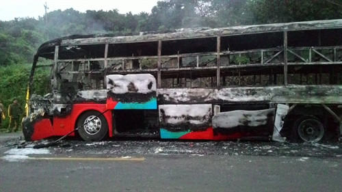 Ngọn lửa gần như thiêu rụi toàn bộ xe. Ảnh: Hưng Thịnh – TTXVN Ngọn lửa gần như thiêu rụi toàn bộ xe. Ảnh: Hưng Thịnh – TTXVN