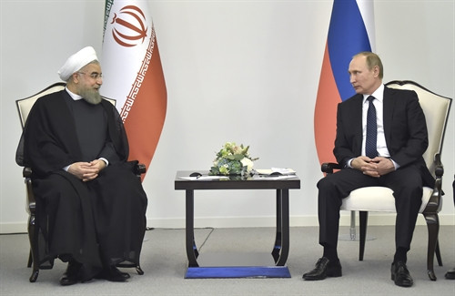 Tổng thống Nga Vladimir Putin (phải) và Tổng thống Iran Hassan Rouhani. Ảnh: EPA/ TTXVN