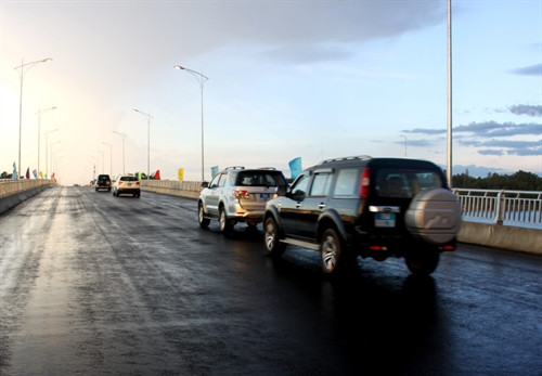 Xe lưu thông qua cầu Trà Bồng trong ngày thông xe. Ảnh: Sỹ Thắng - TTXVN Xe lưu thông qua cầu Trà Bồng trong ngày thông xe. Ảnh: Sỹ Thắng - TTXVN