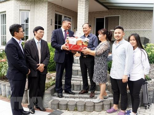 Đại sứ Việt Nam tại Đức, ông Đoàn Xuân Hưng, và cán bộ Đại sứ quán thăm, tặng quà gia đình anh Trương Định có bố và mẹ đều là liệt sỹ. Ảnh: Phạm Văn Thắng - TTXVN Đại sứ Việt Nam tại Đức, ông Đoàn Xuân Hưng, và cán bộ Đại sứ quán thăm, tặng quà gia đình anh Trương Định có bố và mẹ đều là liệt sỹ. Ảnh: Phạm Văn Thắng - TTXVN