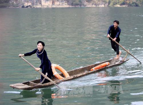 Đua thuyền độc mộc, nét văn hóa đặc trưng của đồng bào dân tộc trong Hội xuân Ba Bể. Ảnh: Thanh Tùng-TTXVN Đua thuyền độc mộc, nét văn hóa đặc trưng của đồng bào dân tộc trong Hội xuân Ba Bể. Ảnh: Thanh Tùng-TTXVN