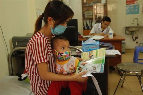 Bệnh viện đa khoa Đống Đa tuyên truyền bệnh sởi bằng tờ rơi phát cho người bệnh tại khoa truyền nhiễm của bệnh viện. Nguồn ảnh: soyte.hanoi.gov.vn Bệnh viện đa khoa Đống Đa tuyên truyền bệnh sởi bằng tờ rơi phát cho người bệnh tại khoa truyền nhiễm của bệnh viện. Nguồn ảnh: soyte.hanoi.gov.vn