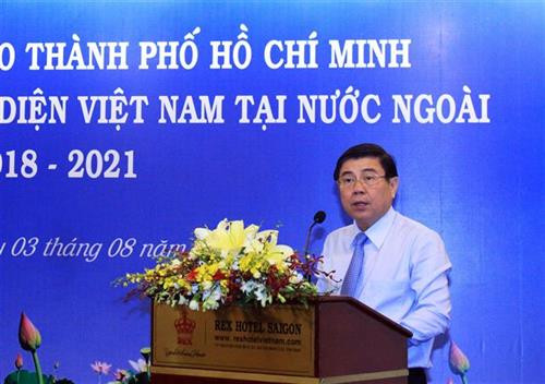 Ông Nguyễn Thành Phong, Chủ tịch UBND Thành phố Hồ Chí Minh phát biểu tại buổi làm việc với các tân Trưởng cơ quan đại diện Việt Nam tại nước ngoài nhiệm kỳ 2018-2021. Ảnh: Xuân Khu-TTXVN