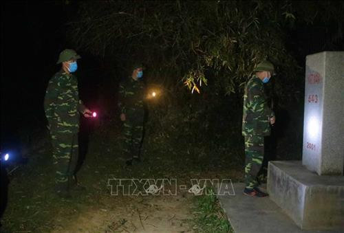 Cán bộ, chiến sĩ Đồn Biên phòng Sóc Giang tuần tra, kiểm tra cột mốc, khu vực biên giới vào ban đêm. Ảnh: Chu Hiệu - TTXVN.