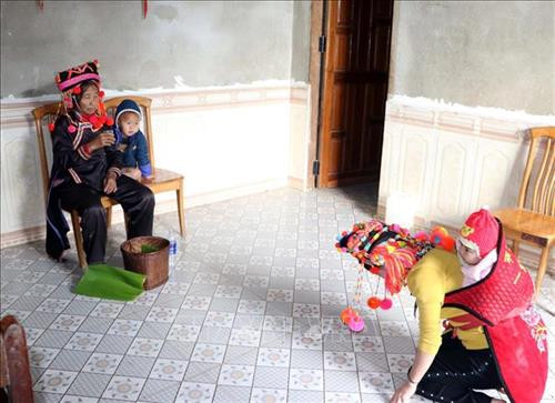 Tục làm lý thể hiện nét đẹp uống nước nhớ nguồn của dân tộc Hà Nhì. Ảnh: Quý Trung – TTXVN Tục làm lý thể hiện nét đẹp uống nước nhớ nguồn của dân tộc Hà Nhì. Ảnh: Quý Trung – TTXVN