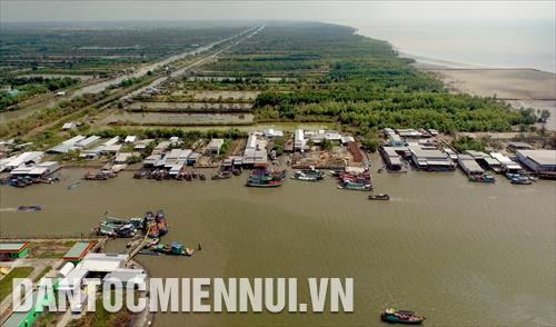 Toàn cảnh cảng cá Xẻo Nhàu (xã Tân Thạnh) và vùng bãi ngang ven biển huyện An Minh (Kiên Giang)