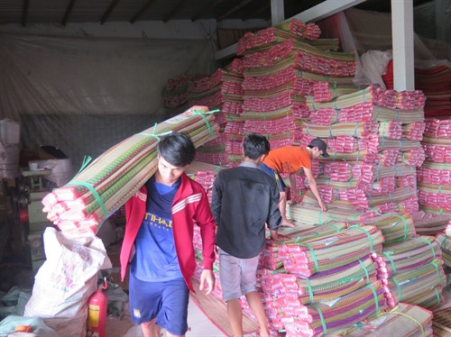 Ngoài tiêu thụ ở trong nước, hiện nay các mặt chiếu Định Yên đang được xuất khẩu nhiều sang Campuchia, Thái Lan ...