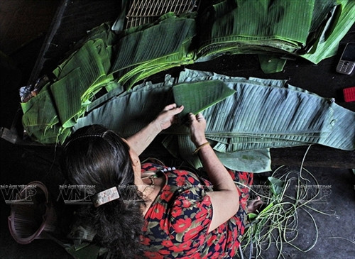 Công đoạn tước lá chuối sử dụng gói bánh tét.