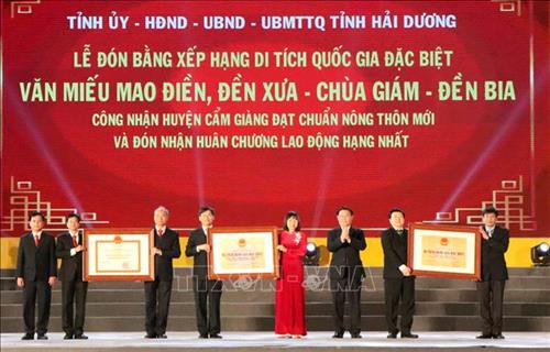 Đồng chí Vương Đình Huệ, Ủy viên Bộ Chính trị, Phó Thủ tướng Chính phủ trao tặng Bằng xếp hạng Di tích Quốc gia đặc biệt, Bằng công nhận huyện đạt chuẩn nông thôn mới cho lãnh đạo, cán bộ và nhân dân tỉnh Hải Dương. Ảnh: Mạnh Tú - TTXVN Đồng chí Vương Đình Huệ, Ủy viên Bộ Chính trị, Phó Thủ tướng Chính phủ trao tặng Bằng xếp hạng Di tích Quốc gia đặc biệt, Bằng công nhận huyện đạt chuẩn nông thôn mới cho lãnh đạo, cán bộ và nhân dân tỉnh Hải Dương. Ảnh: Mạnh Tú - TTXVN