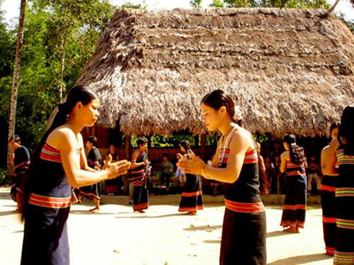 Những động tác múa za zá của phụ nữ Triêng có nhiều chi tiết giống điệu múa Lăm Vông của người Lào. Những động tác múa za zá của phụ nữ Triêng có nhiều chi tiết giống điệu múa Lăm Vông của người Lào.