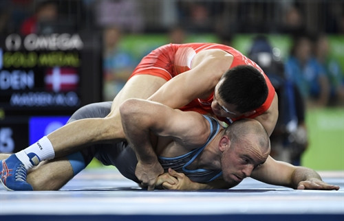 Roman Vlasov hạ gục đối thủ Mark Overgaard Madsen của Đan Mạch trong trận chung kết. THX/TTXVN Roman Vlasov hạ gục đối thủ Mark Overgaard Madsen của Đan Mạch trong trận chung kết. THX/TTXVN