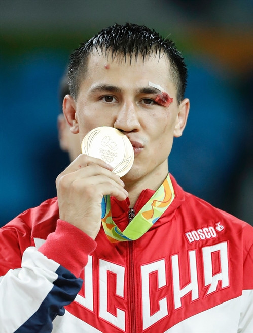 Đô vật người Nga Roman Vlasov với chiếc Huy chương vàng Olympic Rio 2016, sau khi xuất sắc đánh bại đô vật Mark Overgaard Madsen của Đan Mạch, bảo vệ danh hiệu đương kim vô địch của mình. AFP/TTXVN Đô vật người Nga Roman Vlasov với chiếc Huy chương vàng Olympic Rio 2016, sau khi xuất sắc đánh bại đô vật Mark Overgaard Madsen của Đan Mạch, bảo vệ danh hiệu đương kim vô địch của mình. AFP/TTXVN