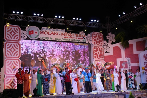 Các nghệ sĩ Hội An và Nhật Bản trình diễn nghệ thuật phục vụ trong đêm giao lưu . Ảnh: Hữu Trung - TTXVN Các nghệ sĩ Hội An và Nhật Bản trình diễn nghệ thuật phục vụ trong đêm giao lưu . Ảnh: Hữu Trung - TTXVN