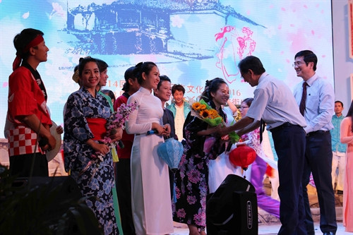 Đại sứ Nhật Bản tại Việt Nam FUKADA HIROSHIG tặng hoa cho các nghệ sĩ . Ảnh: Hữu Trung – TTXVN Đại sứ Nhật Bản tại Việt Nam FUKADA HIROSHIG tặng hoa cho các nghệ sĩ . Ảnh: Hữu Trung – TTXVN