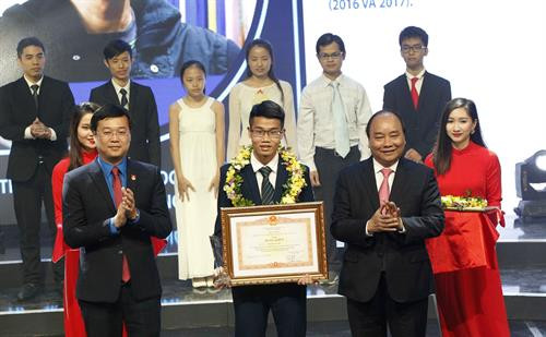 Thủ tướng Nguyễn Xuân Phúc và Bí thư thứ nhất Trung ương Đoàn Lê Quốc Phong trao Bằng khen cho các Gương mặt trẻ Việt Nam tiêu biểu năm 2017. Ảnh: Văn Điệp – TTXVN Thủ tướng Nguyễn Xuân Phúc và Bí thư thứ nhất Trung ương Đoàn Lê Quốc Phong trao Bằng khen cho các Gương mặt trẻ Việt Nam tiêu biểu năm 2017. Ảnh: Văn Điệp – TTXVN
