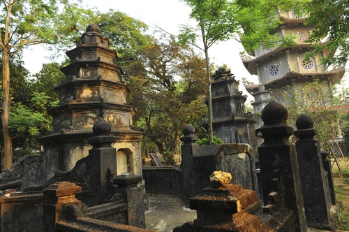 Trong khuôn viên vườn chùa có 7 "viên mộ" của các vị sư tổ trụ trì chùa, có giếng nước sâu gọi là giếng Phật.