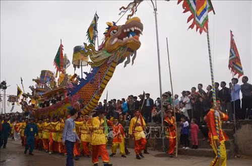 Phần lễ được tổ chức trang nghiêm với lễ rước thuyền Long Châu từ thôn Bắc Thọ về khu vực lễ đài tại Sân vận động xã Ngư Lộc. Ảnh: Hoa Mai - TTXVN
