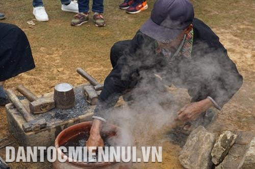 Tôi dao để chuẩn bị cho ra sản phẩm ưng ý. Ảnh:Nam Sương