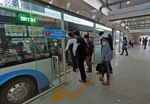 Hành khách lên xe buýt nhanh BRT 01 tuyến Kim Mã - Bến xe Yên Nghĩa trong ngày đầu tiên thu phí. Ảnh: Huy Hùng- TTXVN Hành khách lên xe buýt nhanh BRT 01 tuyến Kim Mã - Bến xe Yên Nghĩa trong ngày đầu tiên thu phí. Ảnh: Huy Hùng- TTXVN
