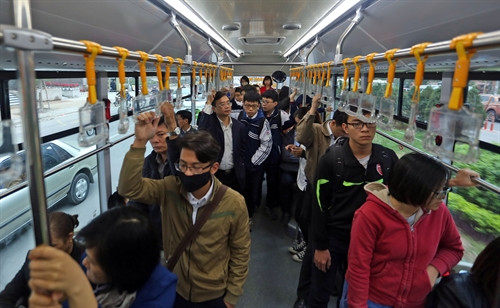 Hành khách trên xe buýt nhanh BRT tuyến Kim Mã - Yên Nghĩa trong ngày đầu tiên thu phí. Ảnh: Huy Hùng- TTXVN Hành khách trên xe buýt nhanh BRT tuyến Kim Mã - Yên Nghĩa trong ngày đầu tiên thu phí. Ảnh: Huy Hùng- TTXVN