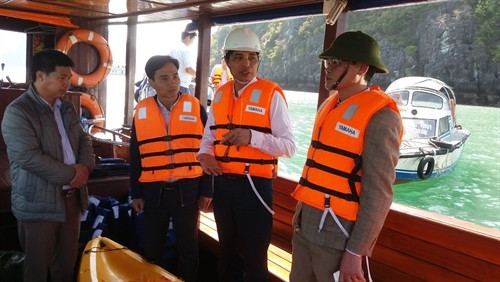 Lực lượng cứu hộ tỉnh Quảng Ninh tập trung triển khai công tác cứu nạn. Ảnh: Văn Đức - TTXVN