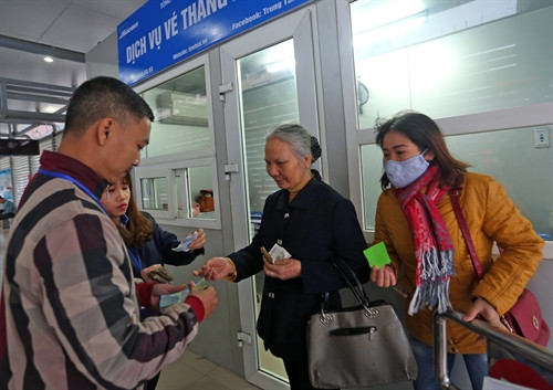 Bán vé xe buýt nhanh BRT cho hành khách tại nhà chờ Hoàng Đạo Thúy trong ngày đầu tiên thu phí. Ảnh: Huy Hùng- TTXVN Bán vé xe buýt nhanh BRT cho hành khách tại nhà chờ Hoàng Đạo Thúy trong ngày đầu tiên thu phí. Ảnh: Huy Hùng- TTXVN