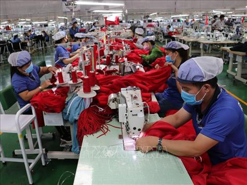 Công nhân sản xuất tại Khu công nghiệp Bắc Đồng Phú (Đồng Phú, Bình Phước). Ảnh: Dương Chí Tưởng – TTXVN Công nhân sản xuất tại Khu công nghiệp Bắc Đồng Phú (Đồng Phú, Bình Phước). Ảnh: Dương Chí Tưởng – TTXVN