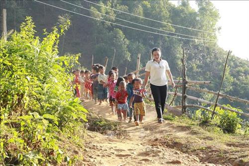 Cô và trò ở điểm trường vùng cao thuộc huyện Thuận Châu, tỉnh Sơn La. Ảnh: Hữu Quyết – TTXVN Cô và trò ở điểm trường vùng cao thuộc huyện Thuận Châu, tỉnh Sơn La. Ảnh: Hữu Quyết – TTXVN