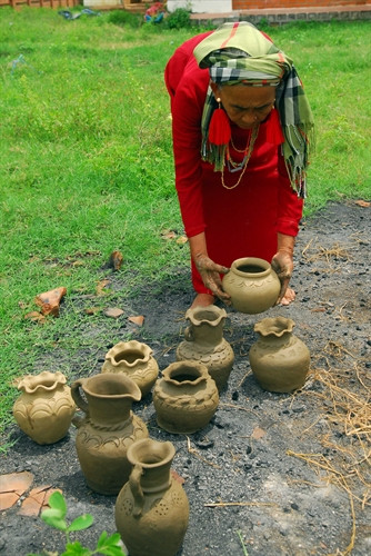 Sản phẩm gốm sau khi làm xong được đưa đi phơi cho có độ rắn. Sản phẩm gốm sau khi làm xong được đưa đi phơi cho có độ rắn.