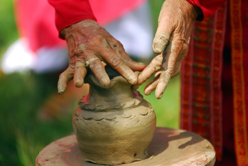 Hoàn thiện bình gốm. Hoàn thiện bình gốm.