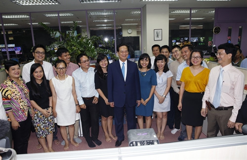 Thủ tướng Nguyễn Tấn Dũng với Phóng viên, Biên tập viên Phòng Chính trị, Ban Thời sự. Ảnh: Đức Tám – TTXVN