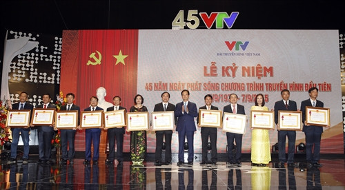 Thủ tướng Nguyễn Tấn Dũng trao tặng Huân chương Lao động cho các tập thể, cá nhân có thành tích xuất sắc trong quá trình công tác, góp phần vào sự nghiệp xây dựng Chủ nghĩa xã hội và bảo vệ Tổ quốc. Ảnh: Đức Tám – TTXVN