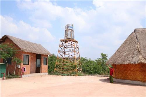 Bồn đựng của nhà truyền thống Đắk R’Moan không có nước nên không thể phòng cháy chữa cháy cho căn nhà. Ảnh: Ngọc Minh - TTXVN Bồn đựng của nhà truyền thống Đắk R’Moan không có nước nên không thể phòng cháy chữa cháy cho căn nhà. Ảnh: Ngọc Minh - TTXVN