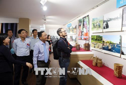 Đại biểu tham quan triển lãm ảnh. Ảnh: Trần Lê Lâm - TTXVN Đại biểu tham quan triển lãm ảnh. Ảnh: Trần Lê Lâm - TTXVN