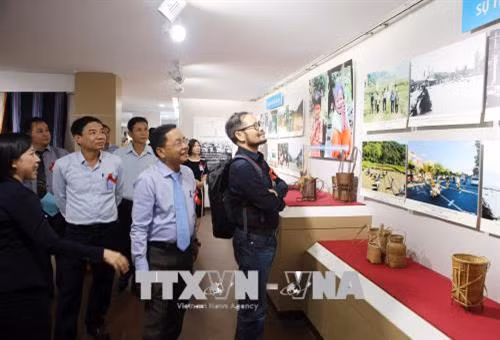 Đại biểu tham quan triển lãm ảnh. Ảnh: Trần Lê Lâm - TTXVN