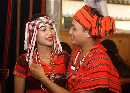 Cô dâu, chú rể trong ngày cưới. Ảnh: Hồ Cầu-TTXVN