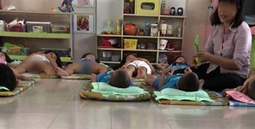 Cô Ngọc dùng cây nhựa đánh vào người em bé tại trường mầm non 30/4(Thành phố Hồ Chí Minh), hình ảnh cắt từ clip. Ảnh: sggp.org.vn