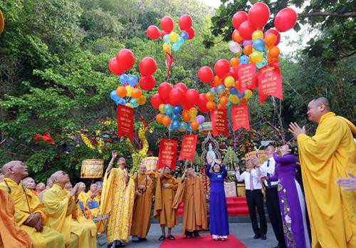 Nghi thức rước Đức Bồ Tát Quán Thế Âm tại lễ chính. Ảnh: Trần Lê Lâm - TTXVN Thả bóng bay cầu nguyện hòa bình tại buổi lễ. Ảnh: Trần Lê Lâm - TTXVN Múa dâng hoa tại buổi lễ chính Lễ hội Quán Thế Âm 2018. Ảnh: Trần Lê Lâm - TTXVN Các đoàn đại biểu tham dự nghi thức chính tại Lễ hội Quán Thế Âm 2018. Ảnh: Trần Lê Lâm - TTXVN Các đoàn rước tại nghi lễ chính thức. Ảnh: Trần Lê Lâm - TTXVN Quang cảnh nghi lễ chính thức tại lễ hội. Ảnh: Trần Lê Lâm - TTXVN Các đoàn rước tại nghi lễ chính thức. Ảnh: Trần Lê Lâm - TTXVN Các đoàn rước tại nghi lễ chính thức. Ảnh: Trần Lê Lâm - TTXVN Biểu diễn nghệ thuật Phật giáo tại buổi lễ. Ảnh: Trần Lê Lâm - TTXVN Nghi thức rước Đức Bồ Tát Quán Thế Âm tại lễ chính. Ảnh: Trần Lê Lâm - TTXVN Thả bóng bay cầu nguyện hòa bình tại buổi lễ. Ảnh: Trần Lê Lâm - TTXVN Múa dâng hoa tại buổi lễ chính Lễ hội Quán Thế Âm 2018. Ảnh: Trần Lê Lâm - TTXVN Các đoàn đại biểu tham dự nghi thức chính tại Lễ hội Quán Thế Âm 2018. Ảnh: Trần Lê Lâm - TTXVN Các đoàn rước tại nghi lễ chính thức. Ảnh: Trần Lê Lâm - TTXVN Quang cảnh nghi lễ chính thức tại lễ hội. Ảnh: Trần Lê Lâm - TTXVN Các đoàn rước tại nghi lễ chính thức. Ảnh: Trần Lê Lâm - TTXVN Các đoàn rước tại nghi lễ chính thức. Ảnh: Trần Lê Lâm - TTXVN Biểu diễn nghệ thuật Phật giáo tại buổi lễ. Ảnh: Trần Lê Lâm - TTXVN