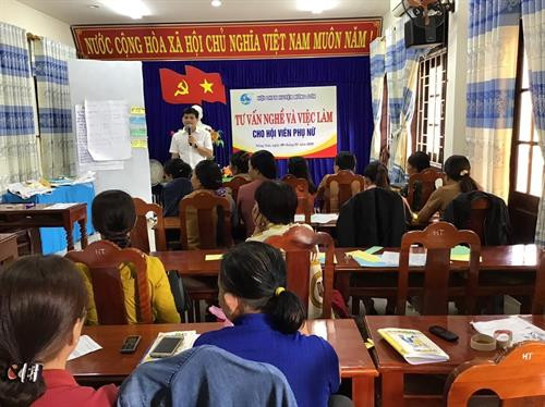 Hội nghị tư vấn nghề và giới thiệu việc làm cho phụ nữ do Hội Liên hiệp Phụ nữ huyện Nông Sơn (tỉnh Quảng Nam) tổ chức. Ảnh: nongson.quangnam.gov.vn Hội nghị tư vấn nghề và giới thiệu việc làm cho phụ nữ do Hội Liên hiệp Phụ nữ huyện Nông Sơn (tỉnh Quảng Nam) tổ chức. Ảnh: nongson.quangnam.gov.vn